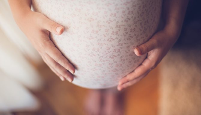 Sí es posible embarazarse después del cáncer de mama